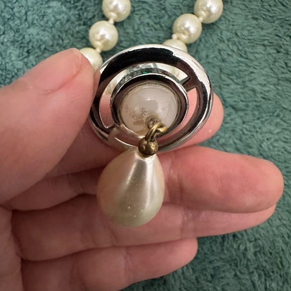 Elegant Pearl Necklace with Silver Accents- Vivienne Westwood choker - Picture 3 of 4